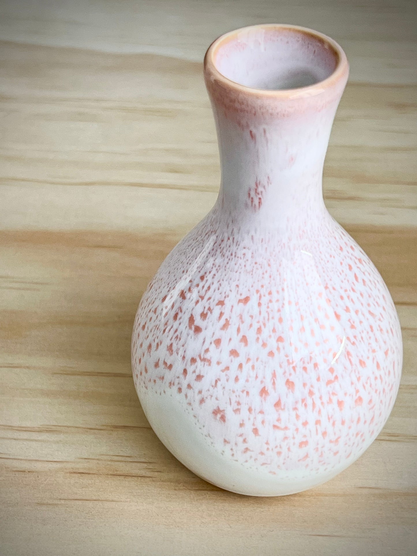 Handcrafted Mino Ware Sake Set – Tokkuri & Ochoko Cups (Pink and White Ceramic)