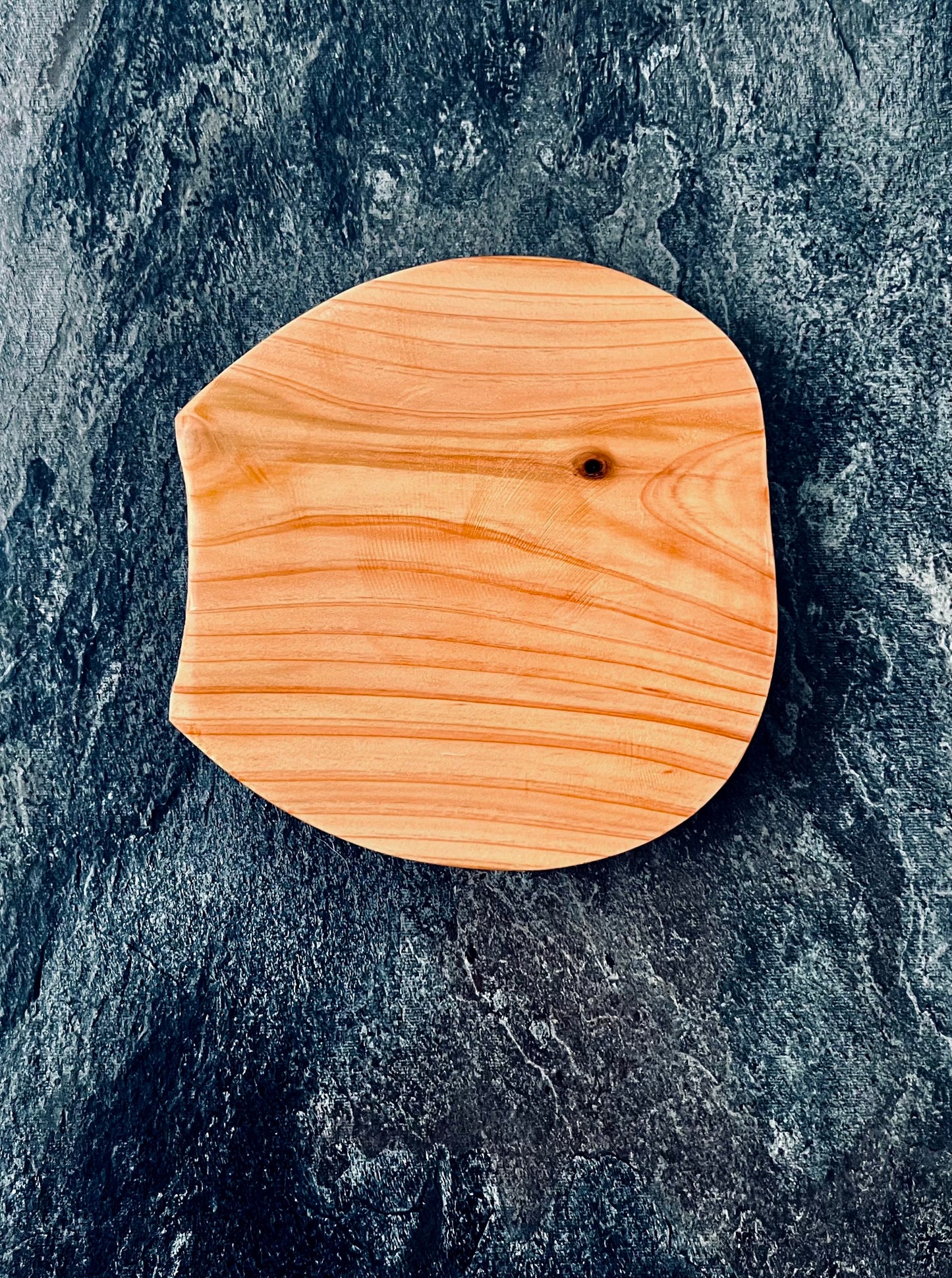 Wooden plate "Japanese Cedar" Small – Organic Hand-Carved Style