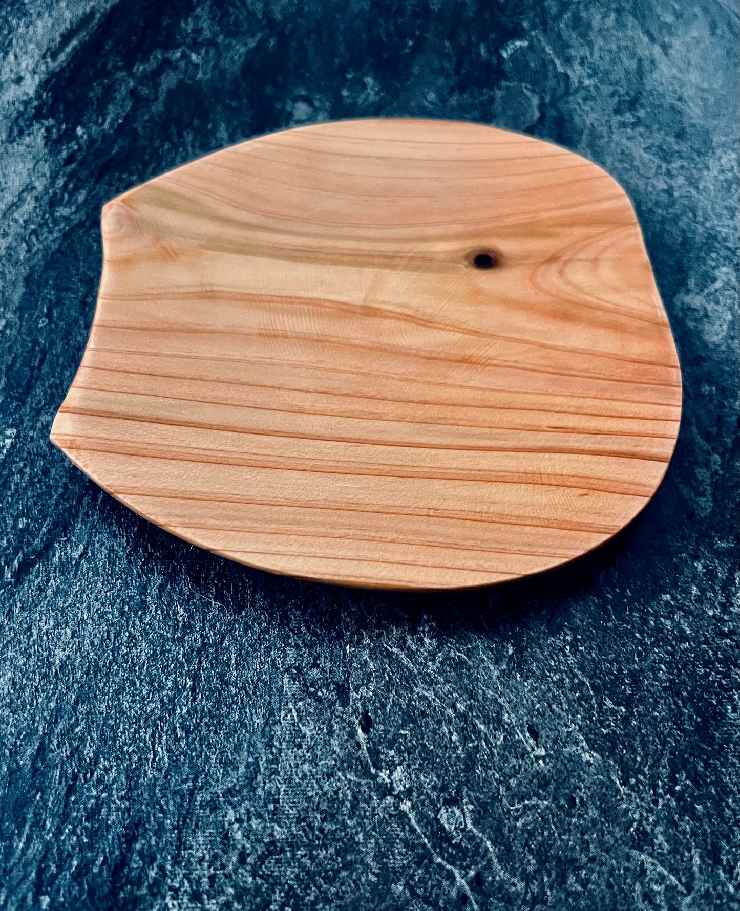 Wooden plate "Japanese Cedar" Small – Organic Hand-Carved Style