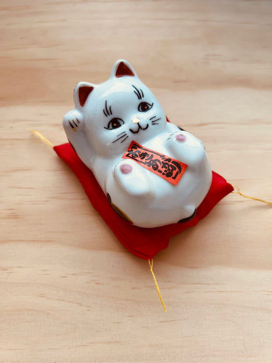 Okiagari Maneki Neko (Tokoname ware) | Lucky Cat with Cushion