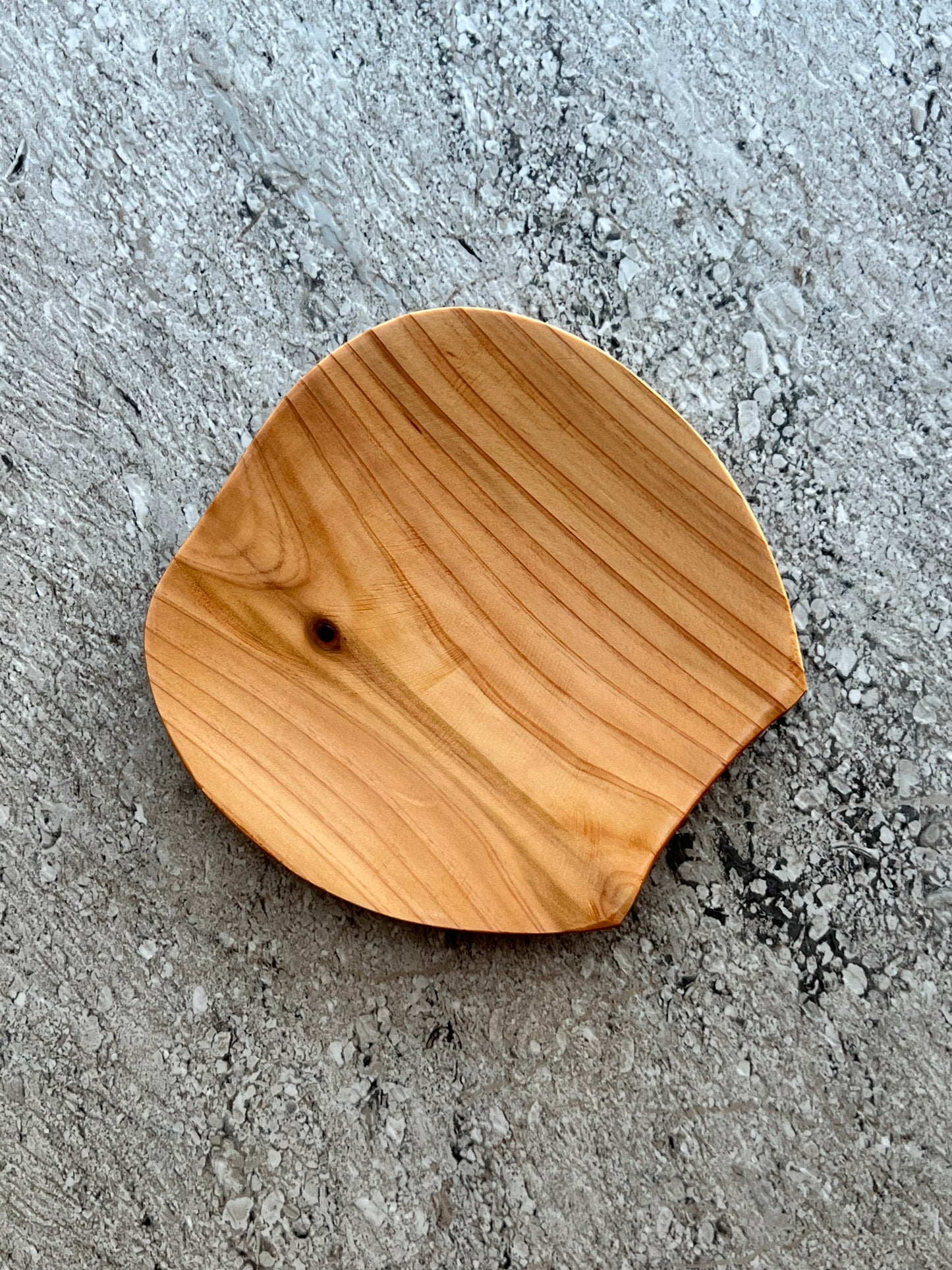 Wooden plate "Japanese Cedar" Small – Organic Hand-Carved Style