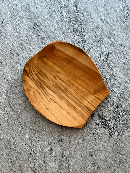 Wooden plate "Cherry Wood" – Graceful Curves & Warm Tones