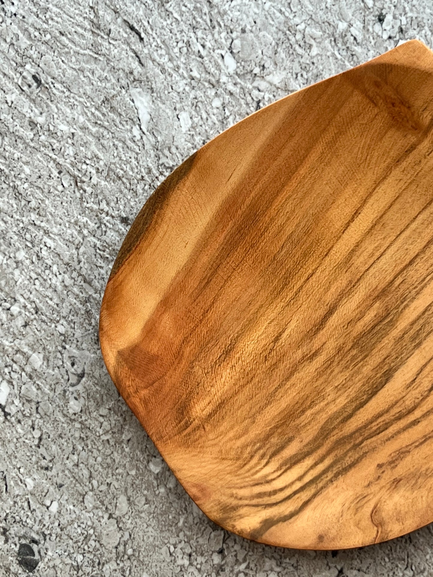 Wooden plate "Cherry Wood" – Graceful Curves & Warm Tones