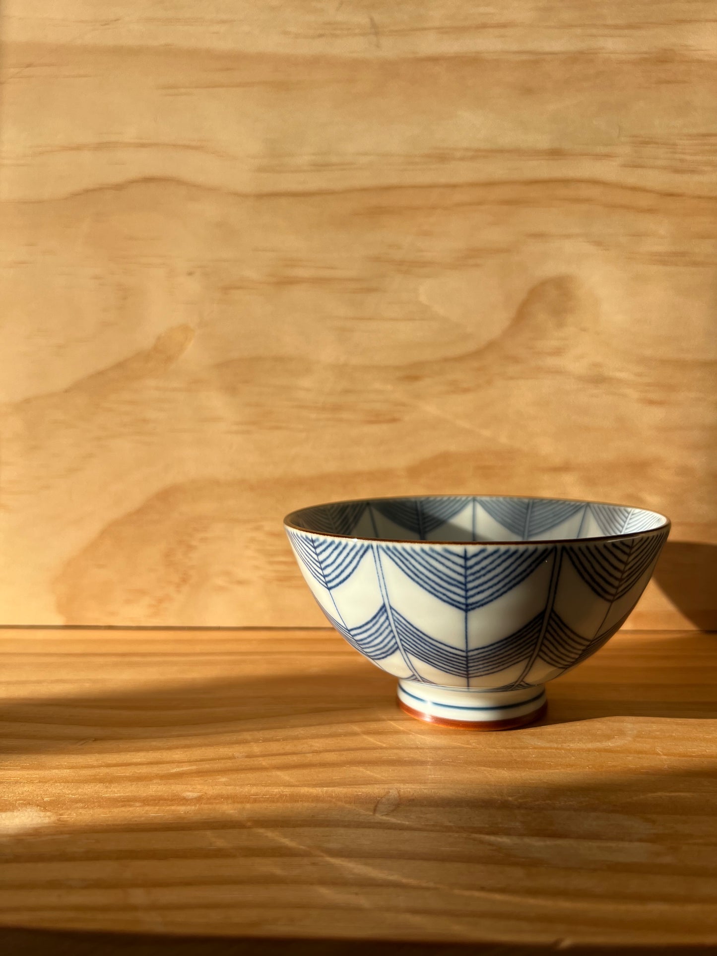 Arita-yaki Bowl "Yabane" | Japanese Blue & White Bowl 12cm - Feather Pattern