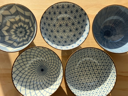 Arita-yaki Bowl "Yabane" | Japanese Blue & White Bowl 12cm - Feather Pattern